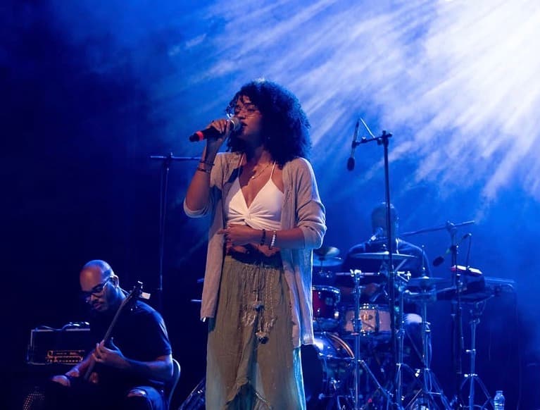 Lyssa a atuar em palco no Atlantic Music Expo