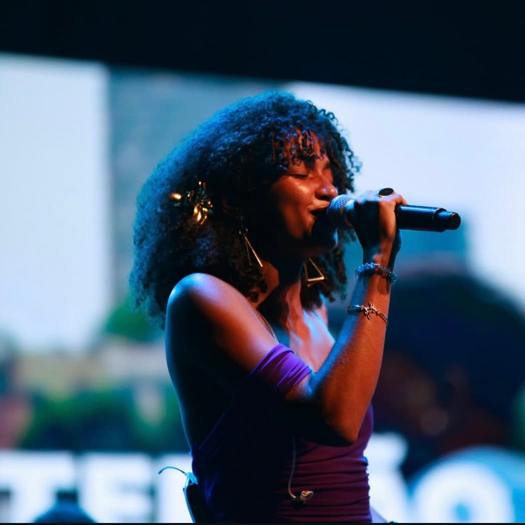 Lyssa em close-up a cantar nos Cabo Verde Music Awards 2025