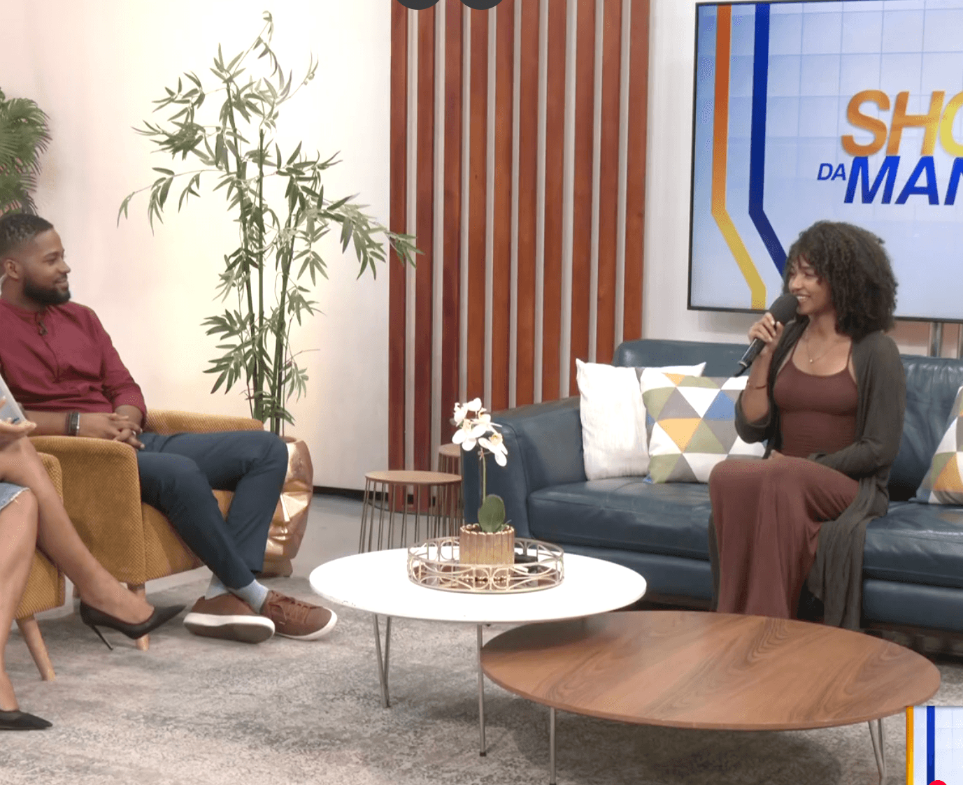 Lyssa entrevistada em estúdio na Rádio Televisão Cabo-verdiana